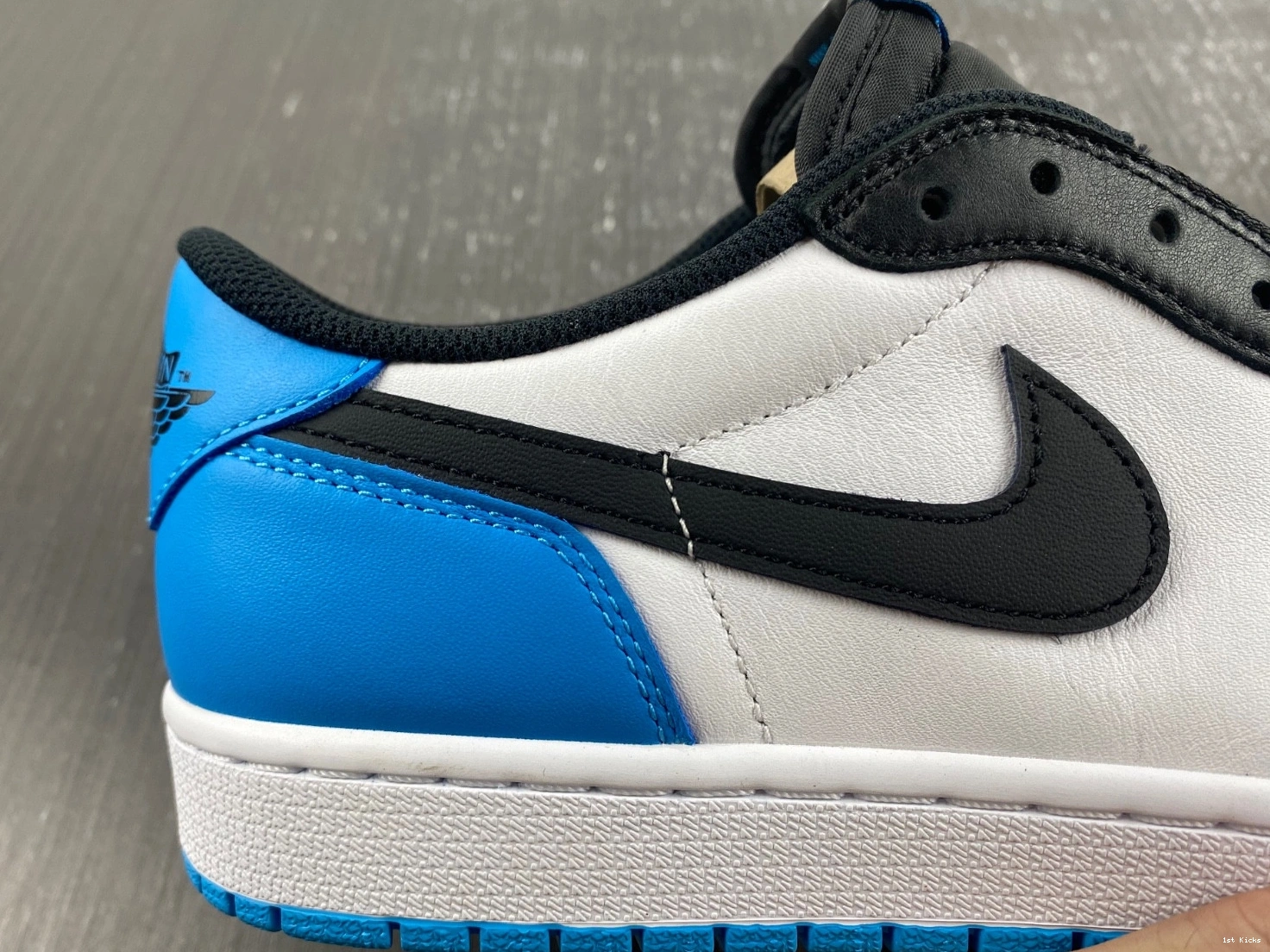 - UNC CZ0790-104 Low Retro 1 OG Jordan 0403